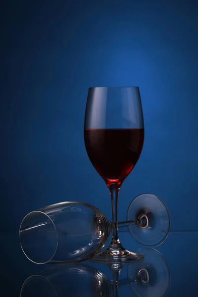 Gafas de vino con vino tinto en azul — Foto de Stock