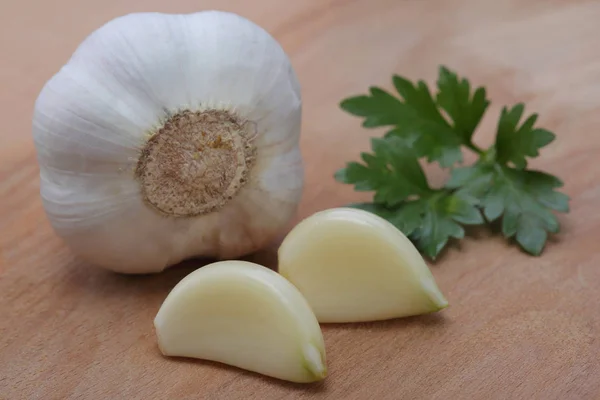 Garlic on wood background — Stock Photo, Image