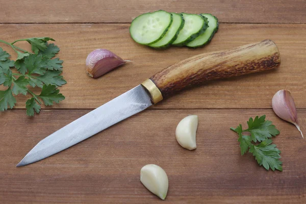 Cuchillo artesanal con pepino, ajo y perejil —  Fotos de Stock