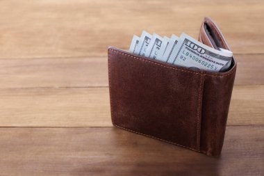 Para dolu cüzdan ahşap arka planda