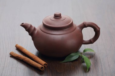 Çaydanlık masada yeşil yaprakları ile