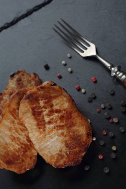 Sığır eti biftek baharat ve kayrak taş çatalı ile ızgara