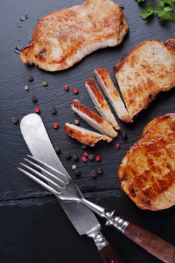 Çatal ve bıçak kayrak taş sığır eti biftek ızgara