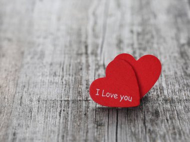 Ahşap arka plan üzerinde iki kırmızı kalp