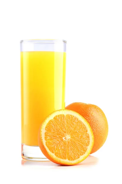 Vidro de suco de laranja e laranjas isoladas em branco — Fotografia de Stock