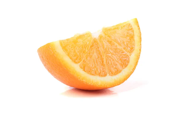 Кусок апельсина изолирован на белом — стоковое фото
