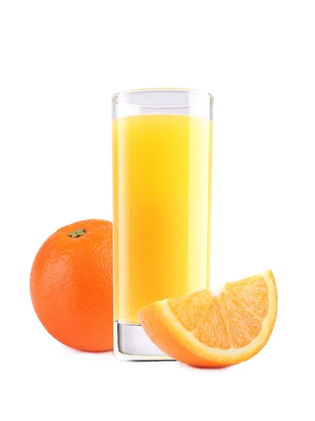 Glas Orangensaft und Orangen isoliert auf weiß — Stockfoto