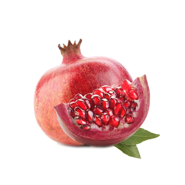 Färskt granatäpple isolerat på vitt — Stockfoto