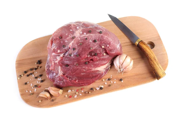 Rohes Fleisch auf Schneidebrett mit Gewürzen — Stockfoto