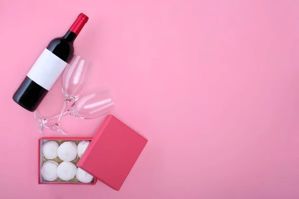 Bottiglia di vino rosso con due bicchieri da vino e confezione regalo — Foto Stock
