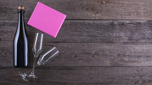 Bottiglia di spumante e due bicchieri da vino con scatola regalo rosa o — Foto Stock