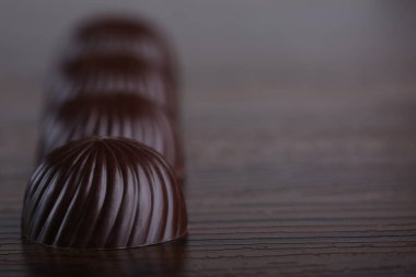 Tahta arka planda çikolatalı şekerler