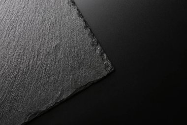 Siyah tahta üzerinde siyah taş. Üst görünüm