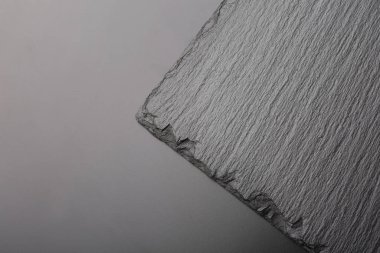 Siyah tahta üzerinde siyah taş. Üst görünüm