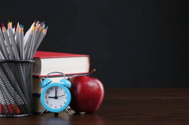 Kitap, elma ve kalemle karatahtaya geri dön.