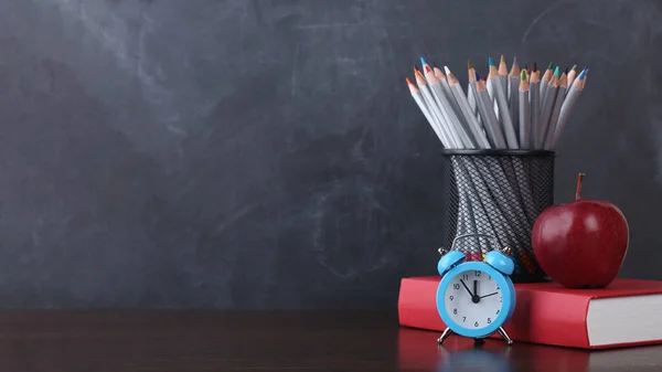 Retour École Avec Horloge Livre Pomme Crayons Sur Tableau Noir — Photo