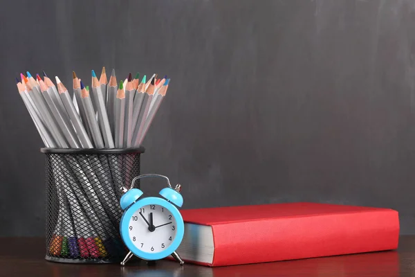 Retour École Avec Horloge Livre Crayons Sur Tableau Noir — Photo