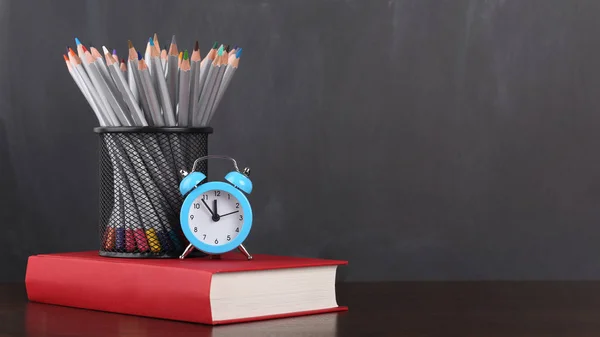 Retour École Avec Horloge Livre Crayons Sur Tableau Noir — Photo