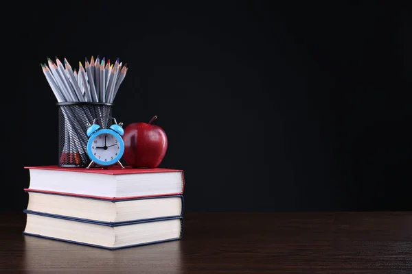 Retour École Avec Horloge Livres Pomme Crayons Sur Tableau Noir — Photo