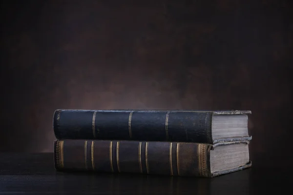 Старые Книги Столе Коричневом Фоне — стоковое фото