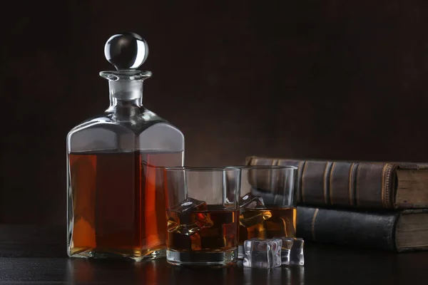 Eine Flasche Whisky Mit Gläsern Und Alten Büchern Auf Braunem — Stockfoto