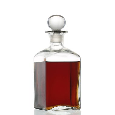 Bir şişe viski, beyazda izole edilmiş.