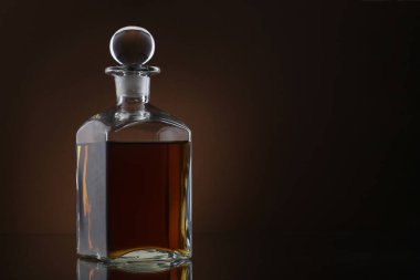 Kahverengi arka planda bir şişe viski. Yakın çekim.