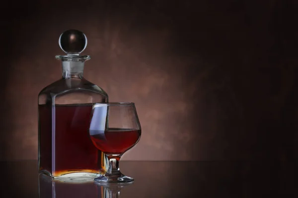 Bouteille Whisky Verre Sur Fond Brun Gros Plan — Photo