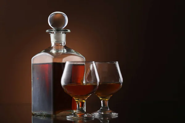 Botella Whisky Vidrio Sobre Fondo Marrón Primer Plano —  Fotos de Stock
