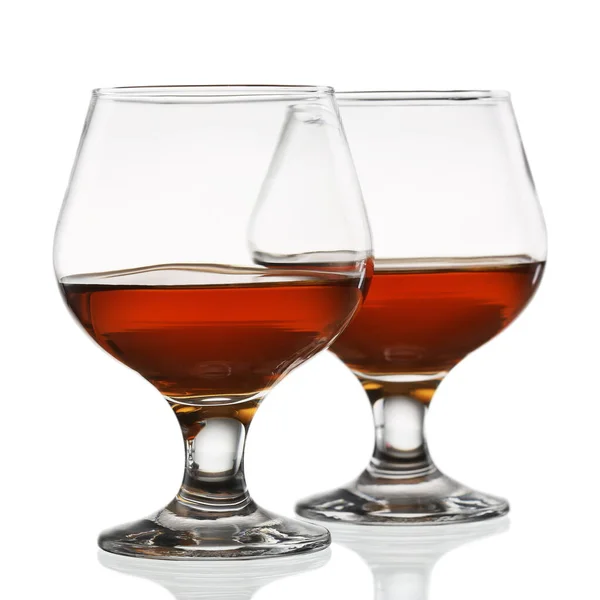 Twee Glazen Cognac Geïsoleerd Witte Achtergrond — Stockfoto