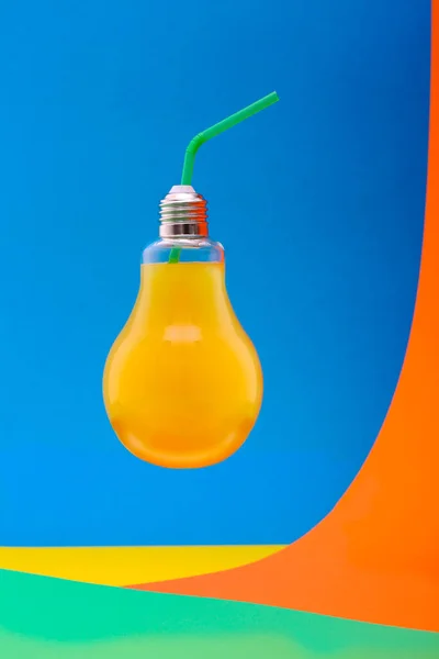 Bebida Energética Jugo Naranja Vidrio Bombilla Sobre Fondo Colorido Brillante — Foto de Stock