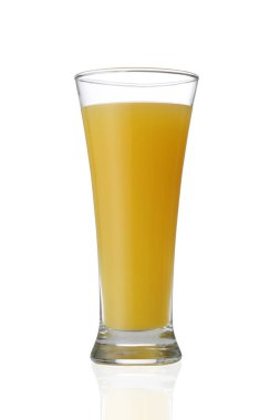 Beyaz arka planda izole edilmiş bir bardak portakal suyu.