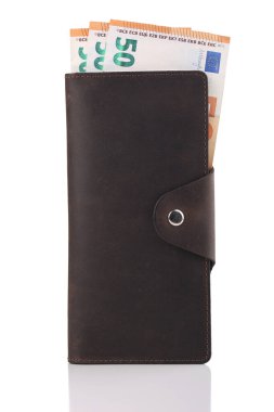 Avro banknotları beyaz arka planda izole kahverengi deri cüzdan