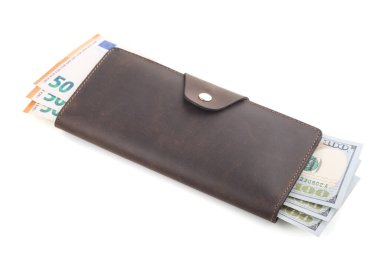 Avro ve dolar banknotlu kahverengi deri cüzdan beyaz arka planda izole edilmiş.