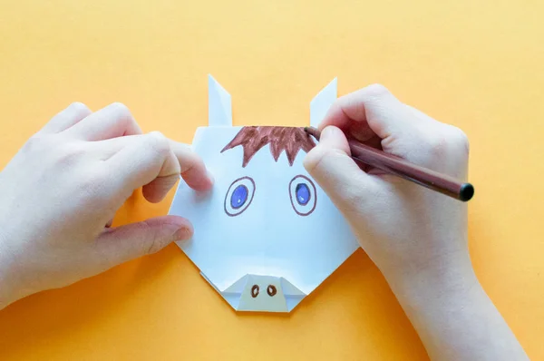 Adım 21. Çocuklar boğayı origami işaretinden boyarlar. Konsept adım adım.