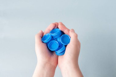 Çevreyi kurtarmak için plastik kapsülleri beyaz arkaplanda, kopyala.