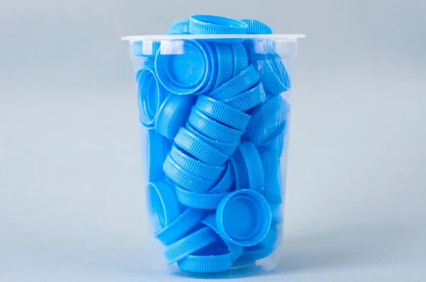 Plastik şişe kapağı arka plan. Kapak malzemesi geri dönüşümlüdür. Plastik şişelerin kapaklarını geri dönüşümden önce çıkartın. Plastik şişe kapaklarını geri dönüşüm ve işleme.