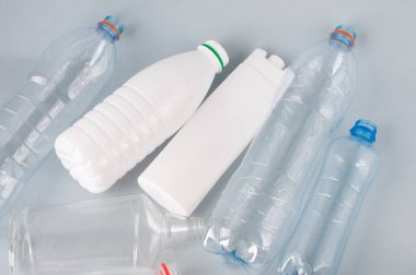 Farklı boyutlarda plastik şişeler beyaz ve saydamdır. Çöp konsepti..