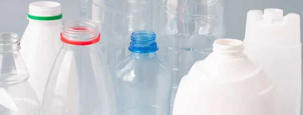 Plastik şişeler. Çevre kavramını korumak için geri dönüşüm.