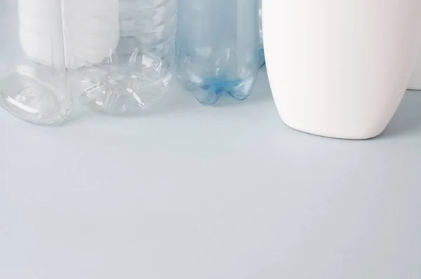 Farklı boyutlarda plastik şişeler beyaz ve saydamdır. Çöp konsepti..