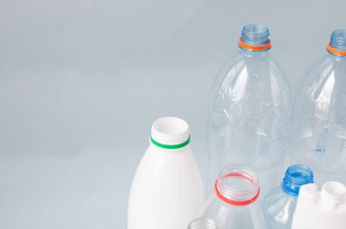 Farklı boyutlarda plastik şişeler beyaz ve saydamdır. Çöp konsepti..
