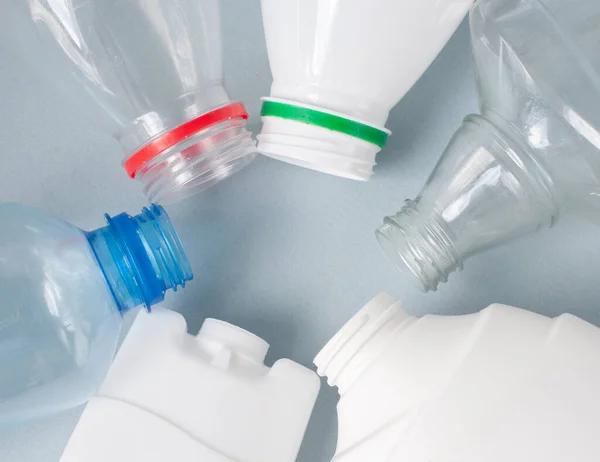 Plastik, yakın plan şişeler, beyaz renkli şeffaf. Konsept çevre, bir çeşit çöp, temiz dünya. Boşluğu kopyala.