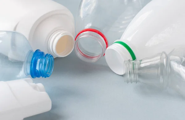 Plastik, yakın plan şişeler, beyaz renkli şeffaf. Konsept çevre, bir çeşit çöp, temiz dünya. Boşluğu kopyala.