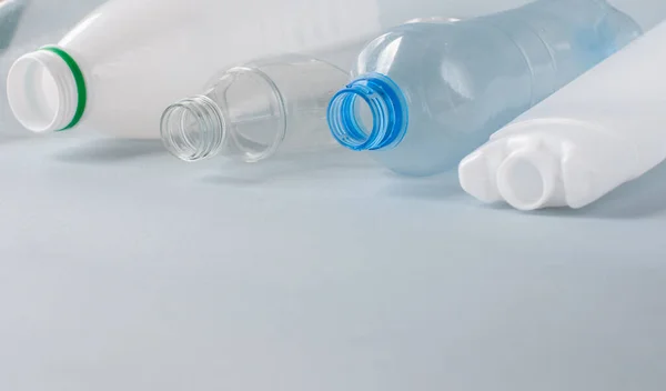 Plastik, yakın plan şişeler, beyaz renkli şeffaf. Konsept çevre, bir çeşit çöp, temiz dünya. Boşluğu kopyala.
