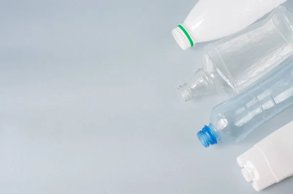 Plastik, yakın plan şişeler, beyaz renkli şeffaf. Konsept çevre, bir çeşit çöp, temiz dünya. Boşluğu kopyala.