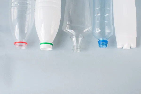 Plastik, yakın plan şişeler, beyaz renkli şeffaf. Konsept çevre, bir çeşit çöp, temiz dünya. Boşluğu kopyala.