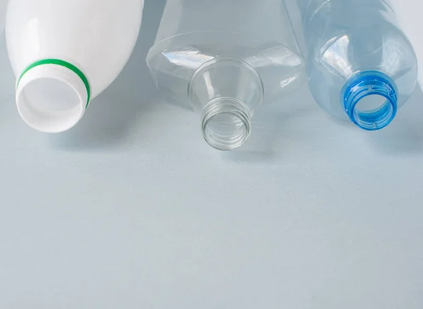 Plastik, yakın plan şişeler, beyaz renkli şeffaf. Konsept çevre, bir çeşit çöp, temiz dünya. Boşluğu kopyala.
