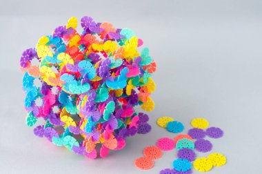 Aydınlık ve renkli detayları olan çocuklar için ilginç bir tasarımcı, açık arkaplanda büyük bir küp oluşturuldu. Çocukların gelişimi ve yaratıcılığı kavramı.