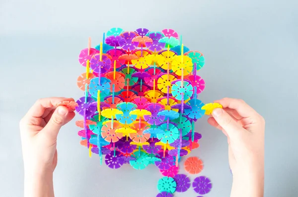 A criança brinca coleta cubos coloridos construtor. Conceito de educação para a aprendizagem especial de crianças . — Fotografia de Stock