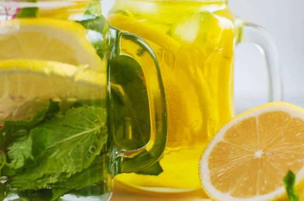 Limon kesiği masanın üzerinde, arka planda, bir fincan çayın yanında duruyor. Sağlıklı beslenme kavramı.
